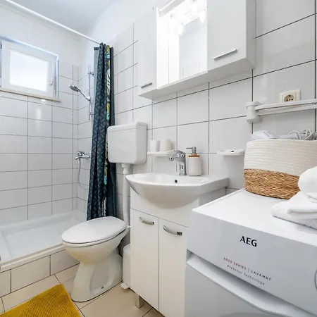 Сasa de vacaciones House With A Parking Space Dugi Rat, Omis - 23046